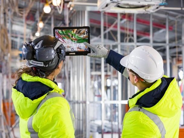 Ingénieurs sur un site industriel